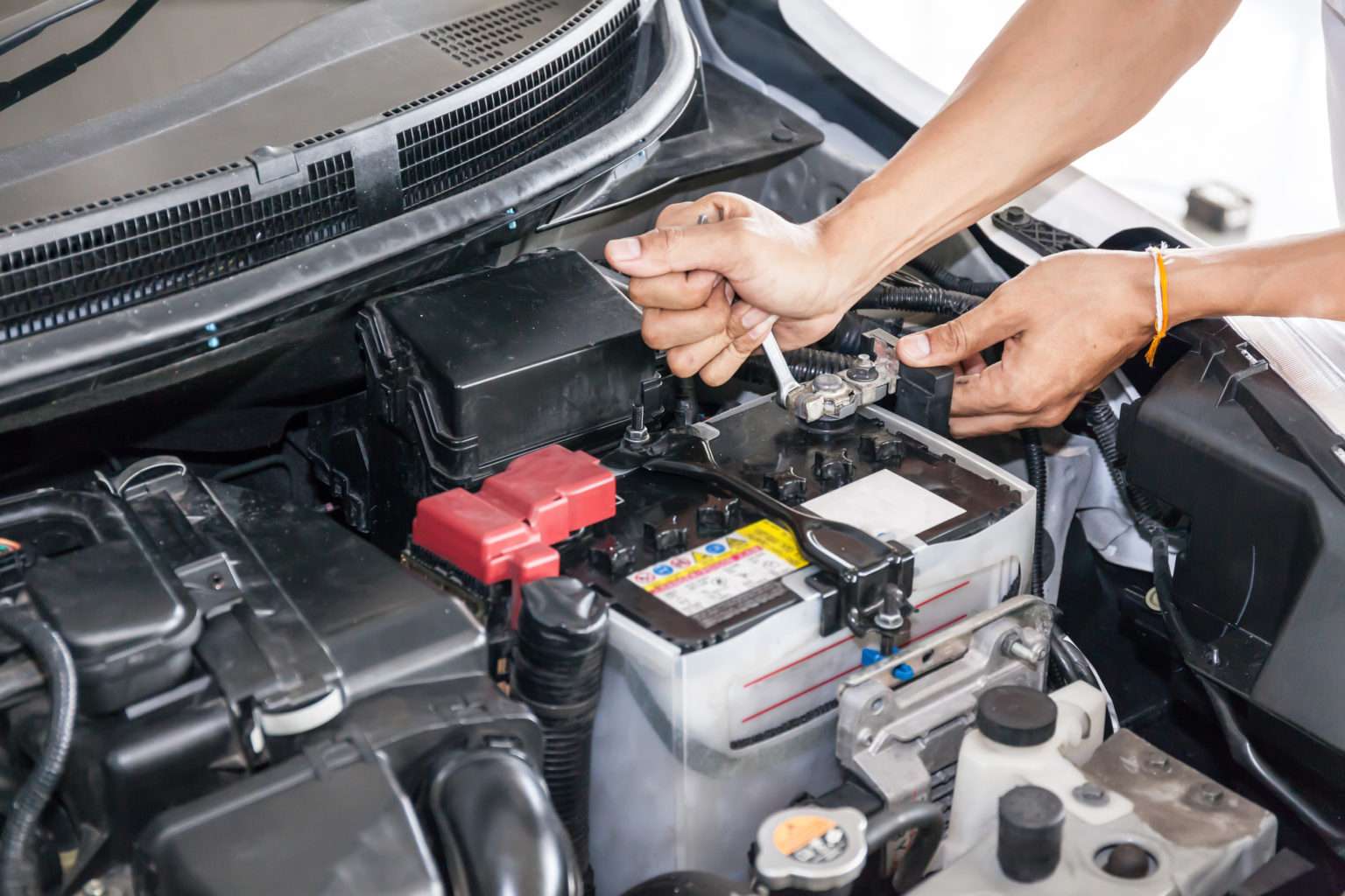 How to Disconnect and Change a Car Battery â Go Girl